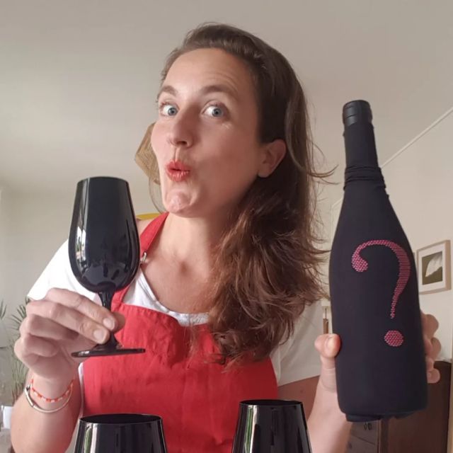 🍷ATELIER D'OENOLOGIE LE 29 MAI ! 🍷
⚫ 100% verres noirs ⚫
Rouge léger, rosé corsé ou tendre blanc ? Héhé vous allez être bien surpris ! L'occasion de découvrir de belles pépites tout en stimulant vos sens et en nourrissant votre curiosité 😁 

J'anime cet atelier LUNDI 29 MAI  à Saint Jean de Luz chez @lmcuisiner. Pour ceux qui sont partants, préférez-vous 11h30 ou 18h30 ? Je fixerai l'heure en fonction de vos retours ! 

Vous pouvez réserver votre place en mp ou au 06 13 19 49 83 

35€/p

🥂